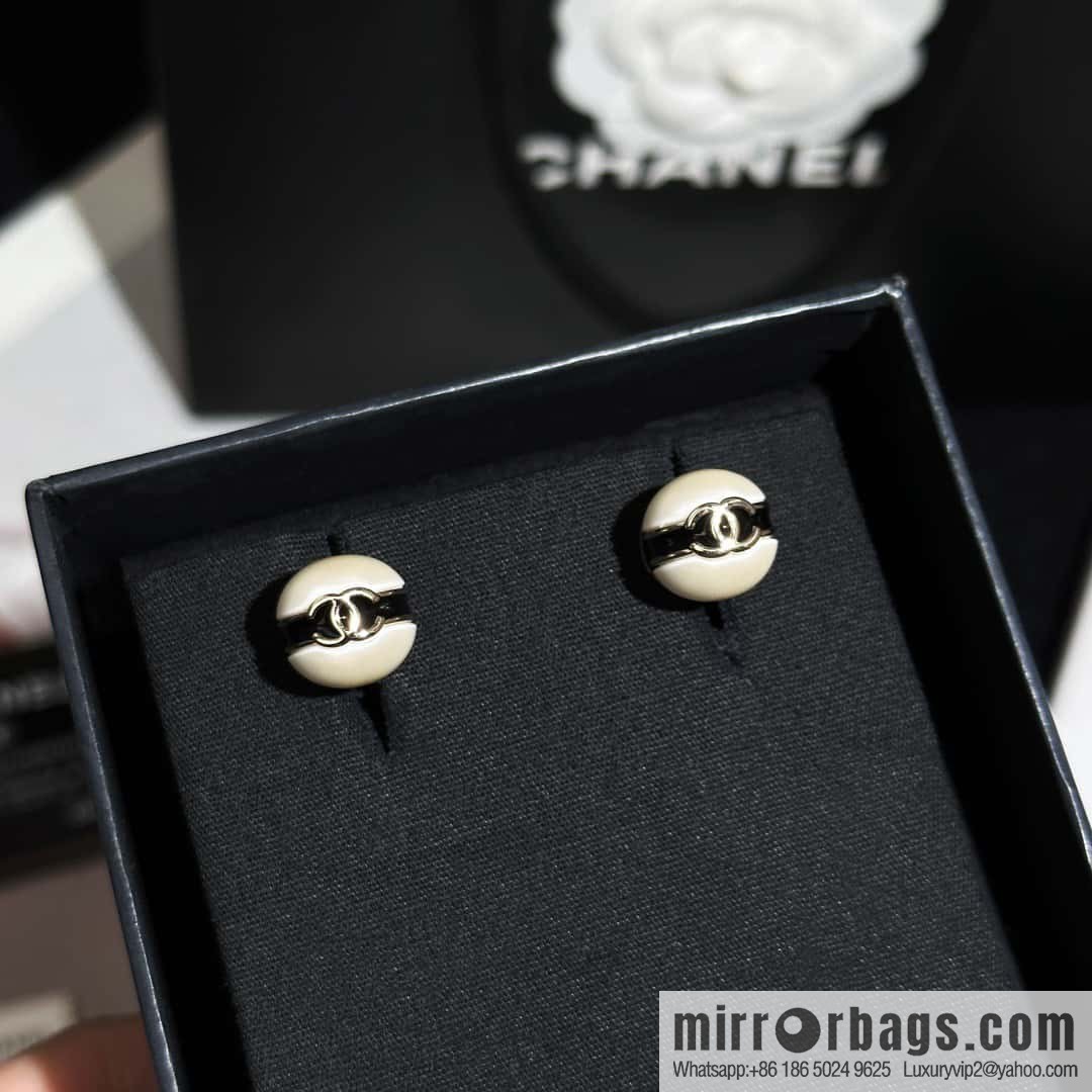 ❗️New ❗️ Chanel stud earrings ☀️ new ☑️ Chanel c1 double c pearl stud earrings ☀️