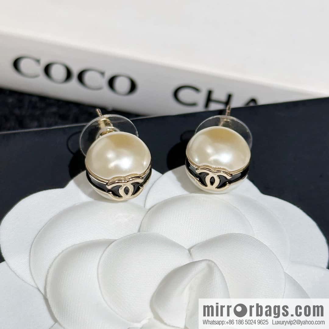 ❗️New ❗️ Chanel stud earrings ☀️ new ☑️ Chanel c1 double c pearl stud earrings ☀️