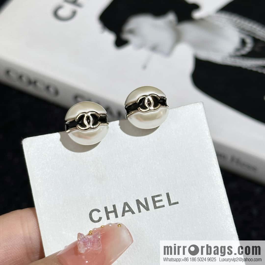 ❗️New ❗️ Chanel stud earrings ☀️ new ☑️ Chanel c1 double c pearl stud earrings ☀️