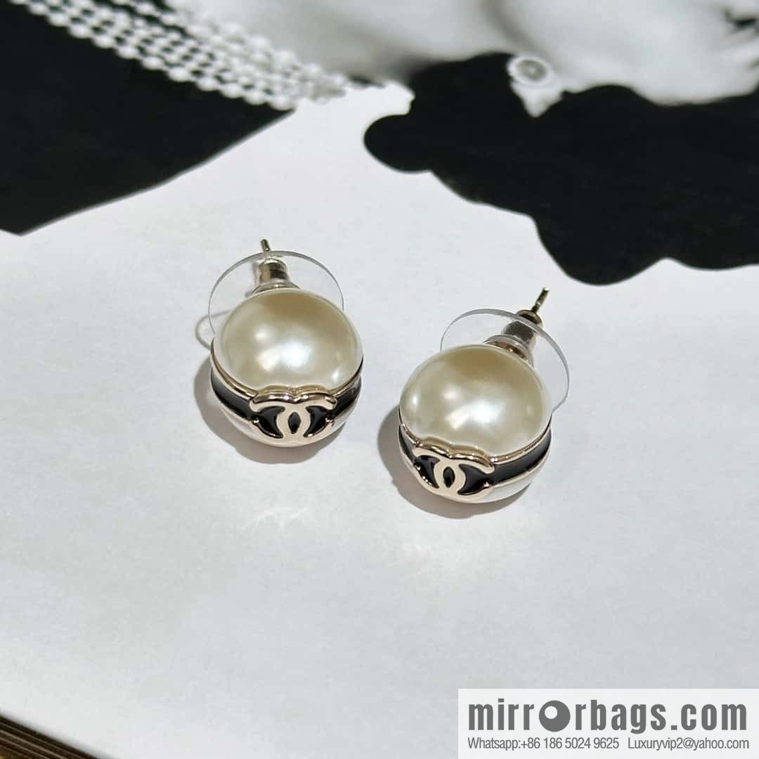 ❗️New ❗️ Chanel stud earrings ☀️ new ☑️ Chanel c1 double c pearl stud earrings ☀️