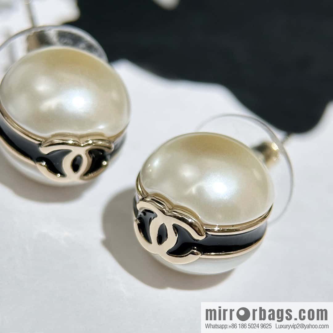 ❗️New ❗️ Chanel stud earrings ☀️ new ☑️ Chanel c1 double c pearl stud earrings ☀️