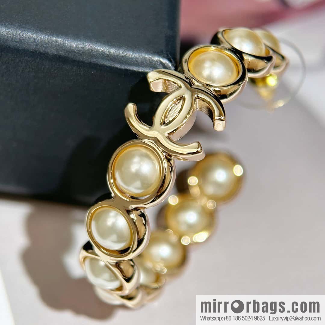 ❗️New ❗️ Chanel stud earrings ☀️ new ☑️ Chanel c1 double c semi-round pearl stud earrings ☀️