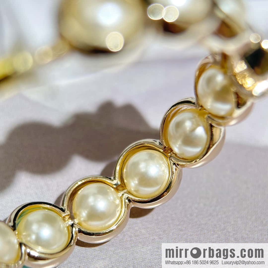 ❗️New ❗️ Chanel stud earrings ☀️ new ☑️ Chanel c1 double c semi-round pearl stud earrings ☀️