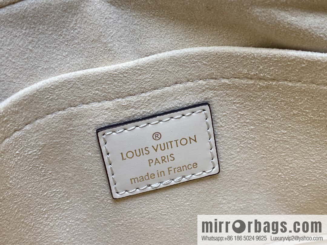 [Boutique‑grade] M23698 meters white, full leather embossed square bag series, autumn and winter new ONTHEGO EAST WEST handbag M23640
