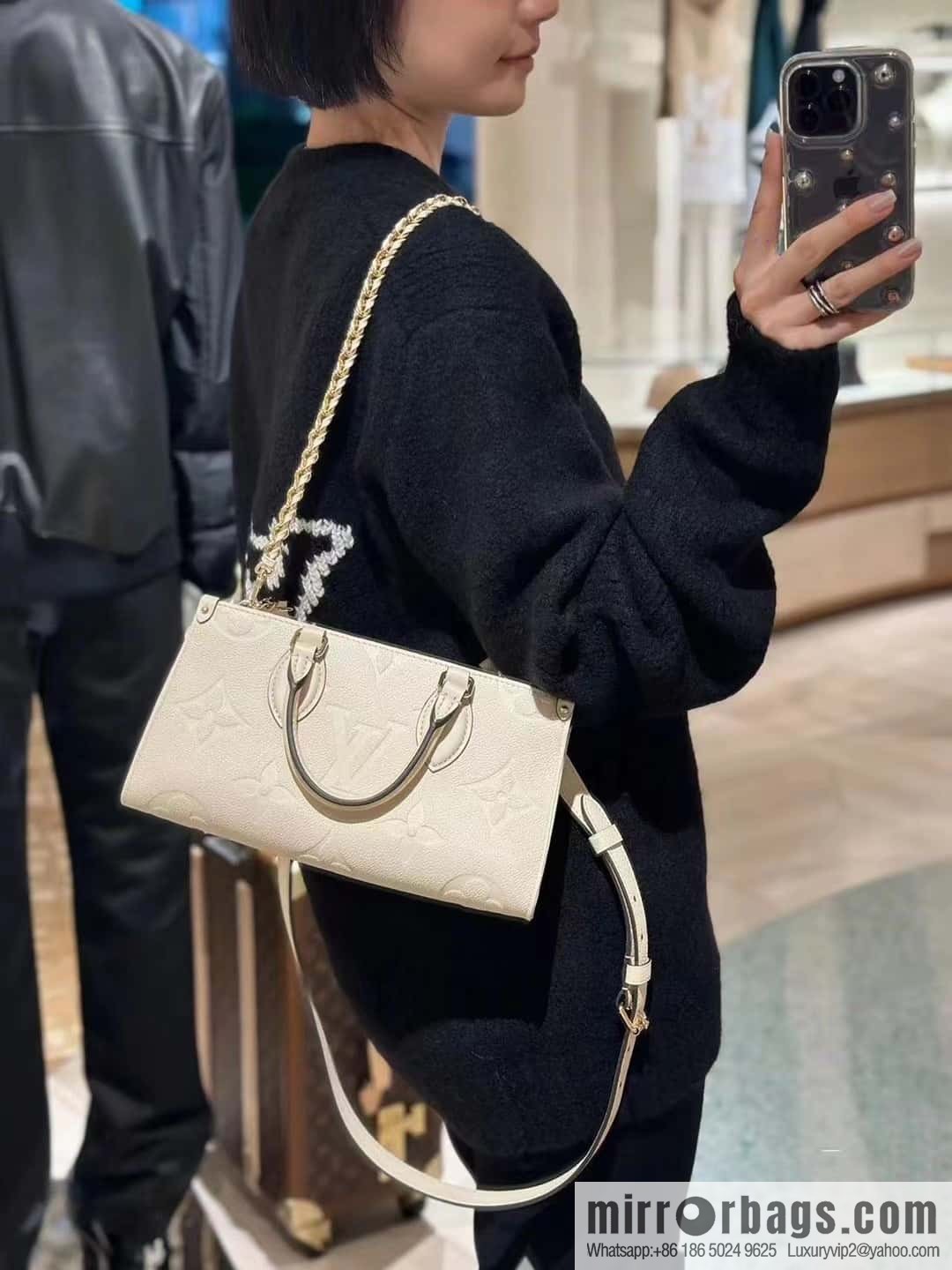 [Boutique‑grade] M23698 meters white, full leather embossed square bag series, autumn and winter new ONTHEGO EAST WEST handbag M23640
