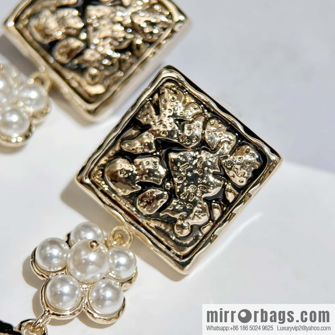 ❗️New ❗️ Chanel stud earrings ☀️ new ☑️ Chanel c3 double c pearl stud earrings ☀️