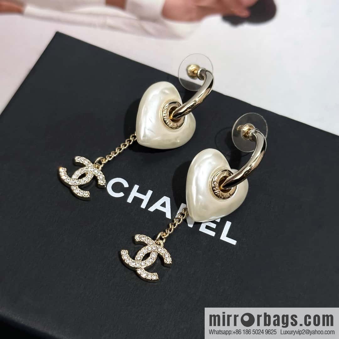 ❗️New ❗️ Chanel stud earrings ☀️ new ☑️ Chanel c3 double c peach heart love stud earrings ☀️