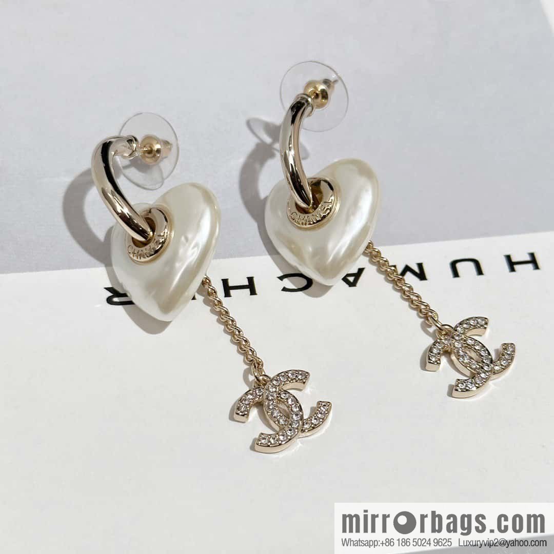 ❗️New ❗️ Chanel stud earrings ☀️ new ☑️ Chanel c3 double c peach heart love stud earrings ☀️