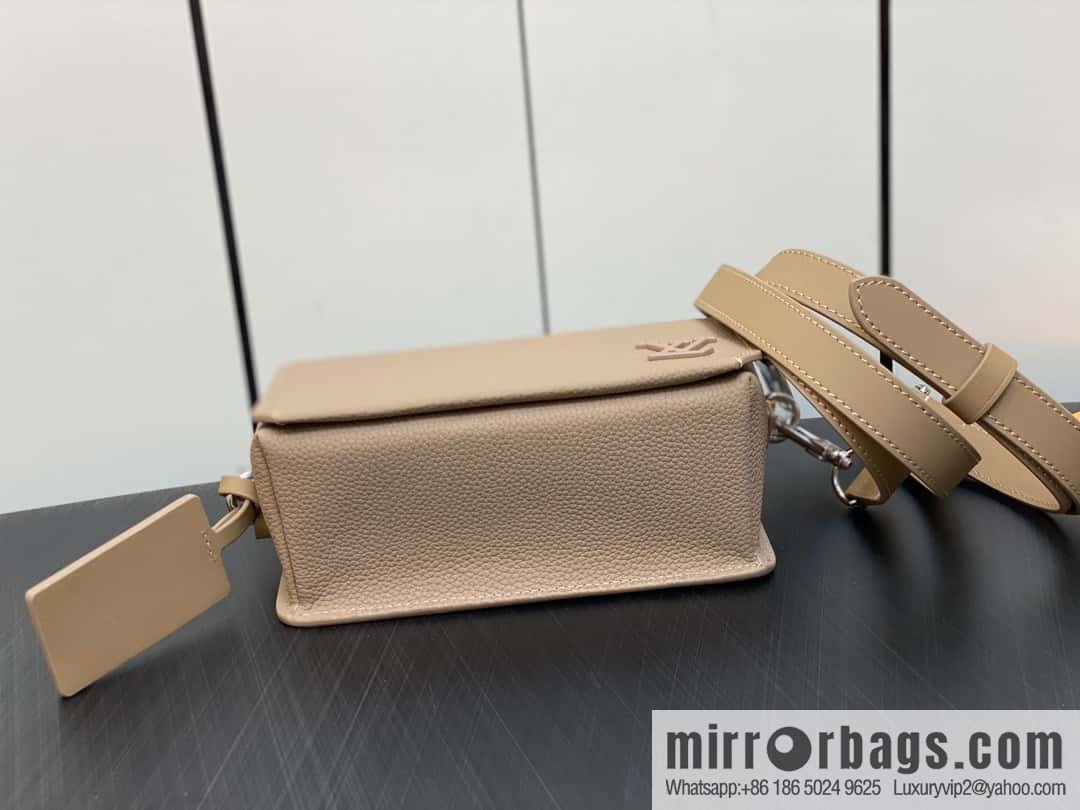 [Boutique‑grade] M82804 apricot, full leather men's bag messenger bag series, new FASTLINE WEARABLE WALLET handbag in autumn and winter