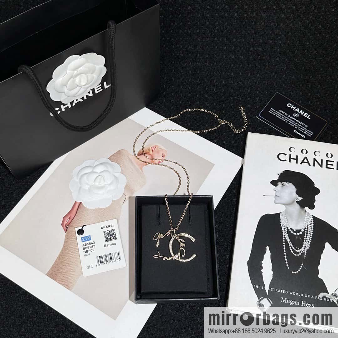 ❗️New ❗️ Chanel necklace ☀️ new ☑️ Chanel half double c letter necklace ☀️