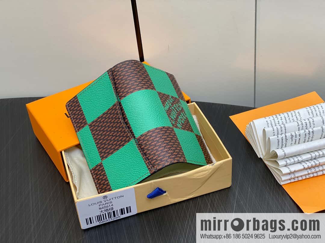 [Boutique‑grade] M40614 green big plaid pocket wallet