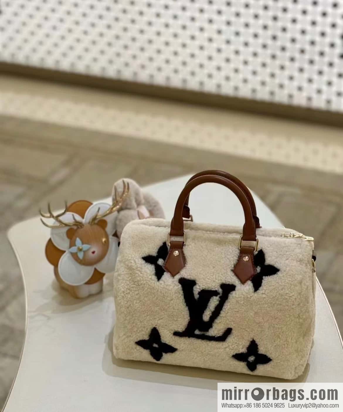 [Premium‑quality] M23568 meters white, lamb wool pillow bag speedy series Speedy Bandoulière 25 handbag