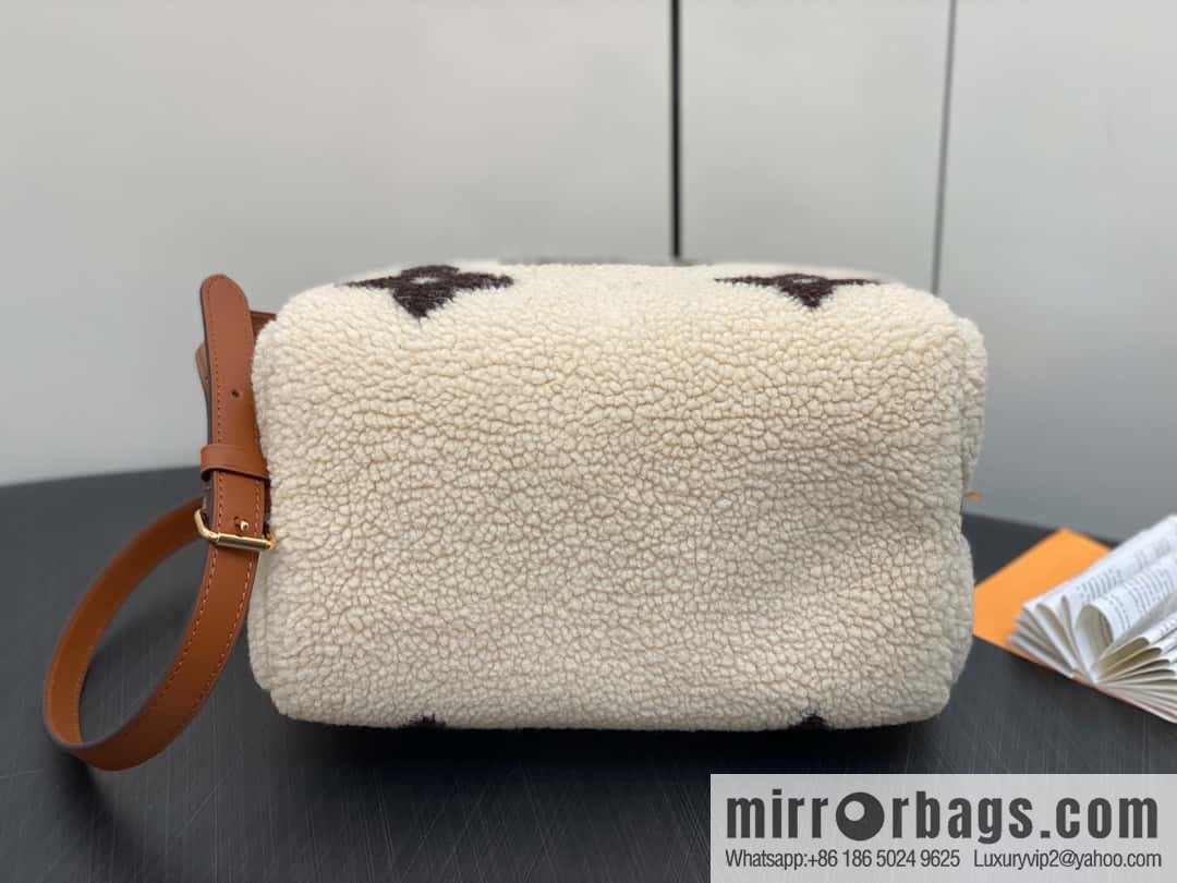 [Premium‑quality] M23568 meters white, lamb wool pillow bag speedy series Speedy Bandoulière 25 handbag