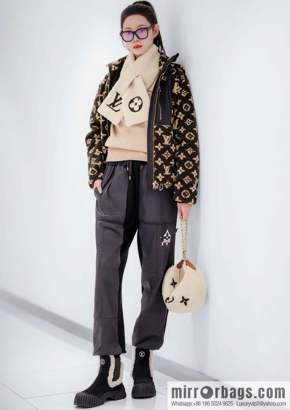[Boutique‑grade] M23321 meter white, lamb wool moon bag series, this Over The Moon handbag.
