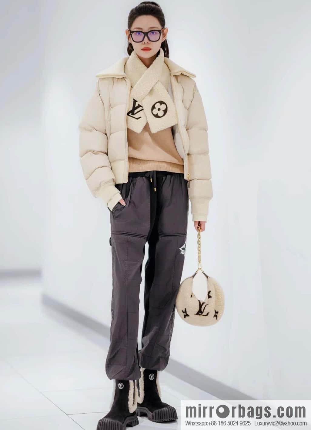 [Boutique‑grade] M23321 meter white, lamb wool moon bag series, this Over The Moon handbag.