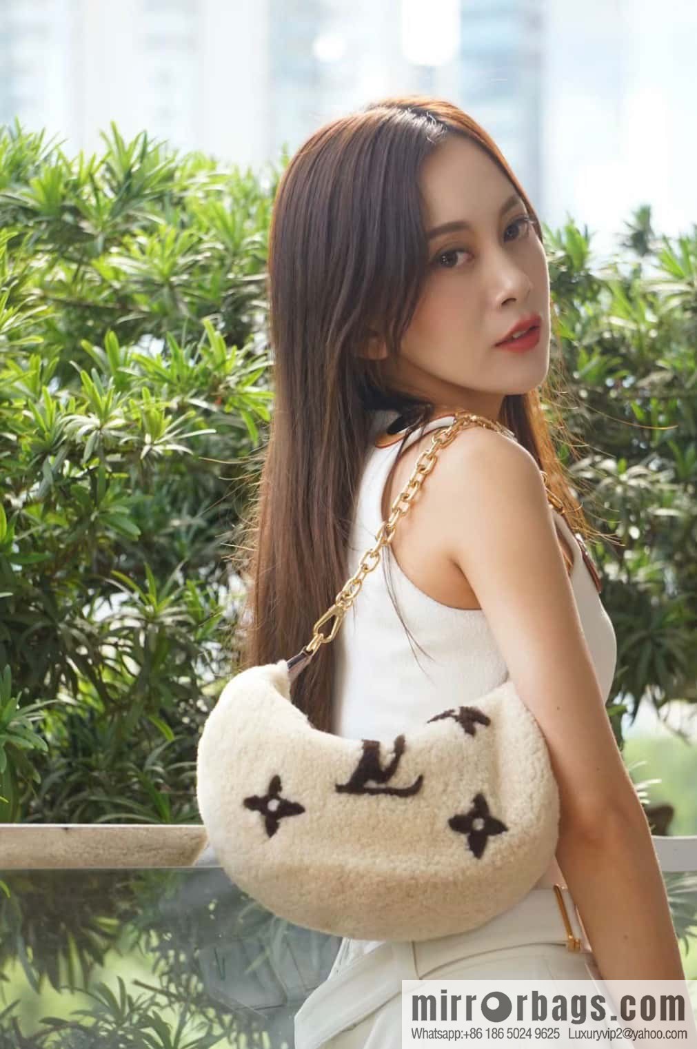 [Boutique‑grade] M23321 meter white, lamb wool moon bag series, this Over The Moon handbag.