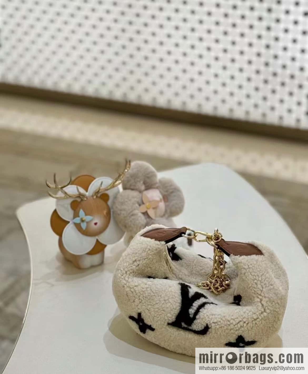 [Boutique‑grade] M23321 meter white, lamb wool moon bag series, this Over The Moon handbag.