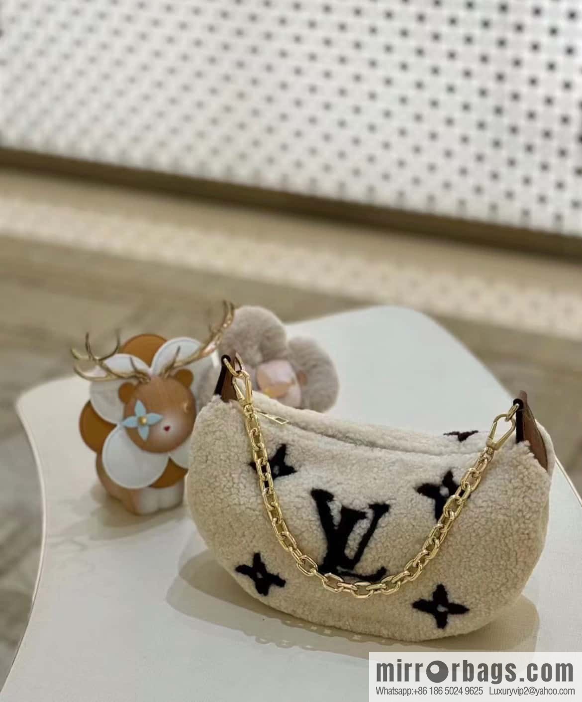 [Boutique‑grade] M23321 meter white, lamb wool moon bag series, this Over The Moon handbag.