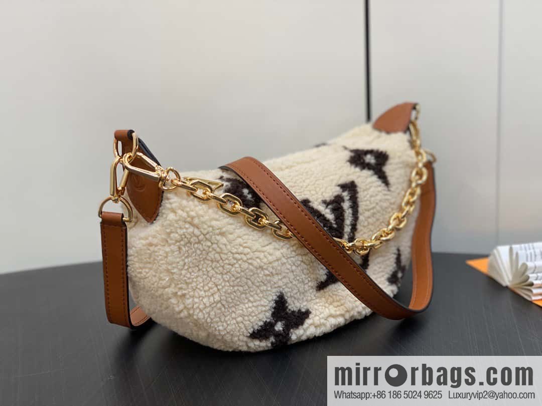 [Boutique‑grade] M23321 meter white, lamb wool moon bag series, this Over The Moon handbag.