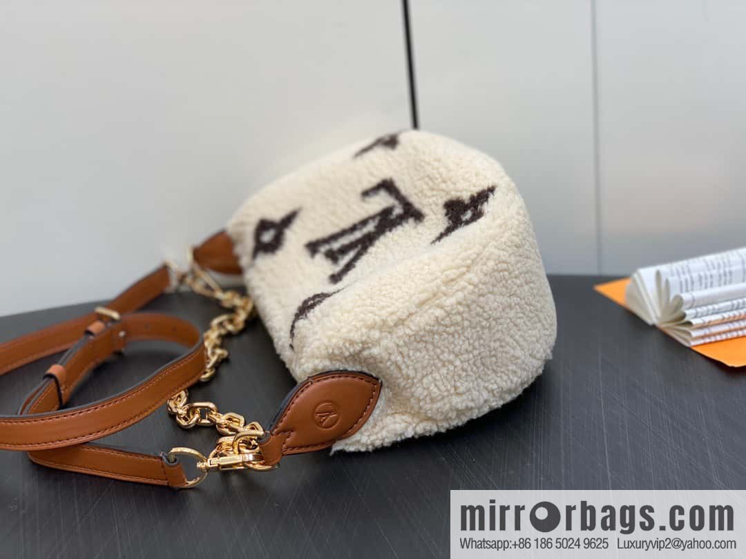 [Boutique‑grade] M23321 meter white, lamb wool moon bag series, this Over The Moon handbag.