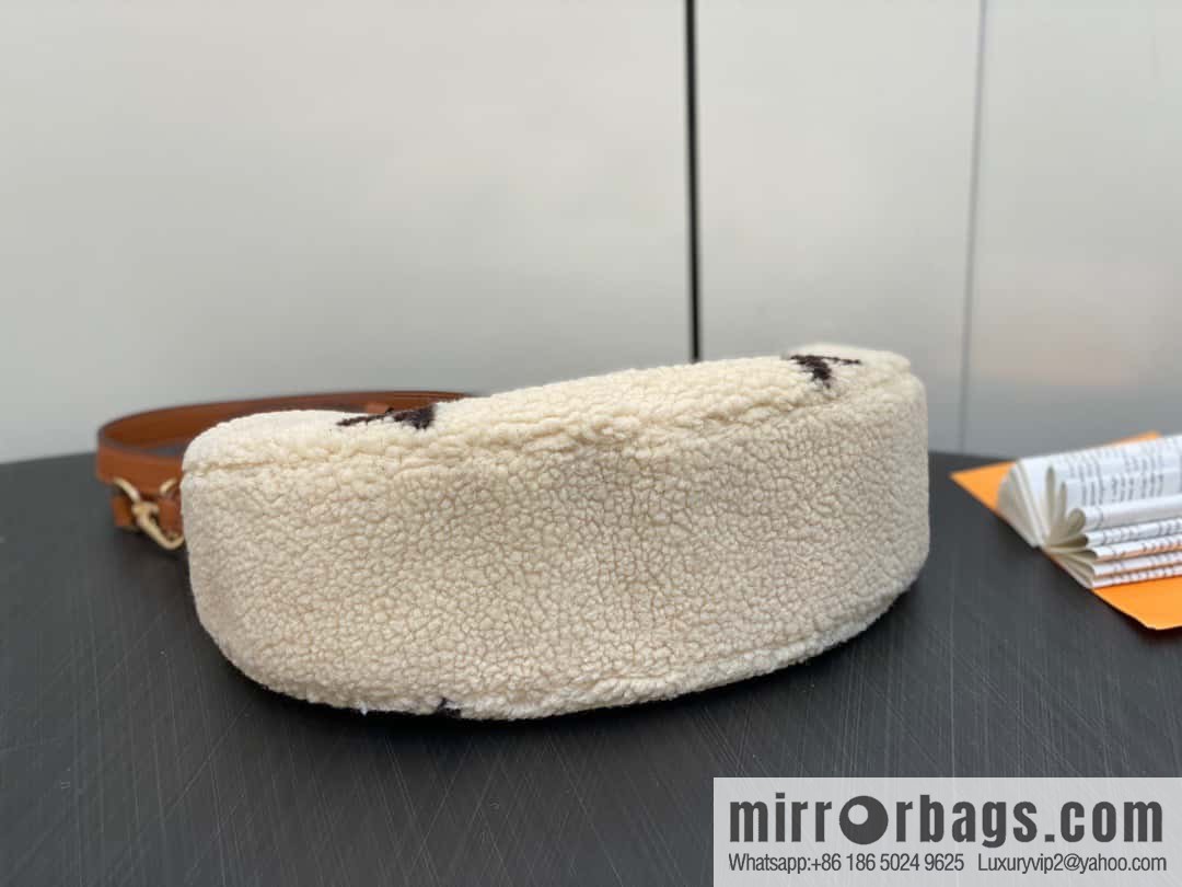 [Boutique‑grade] M23321 meter white, lamb wool moon bag series, this Over The Moon handbag.