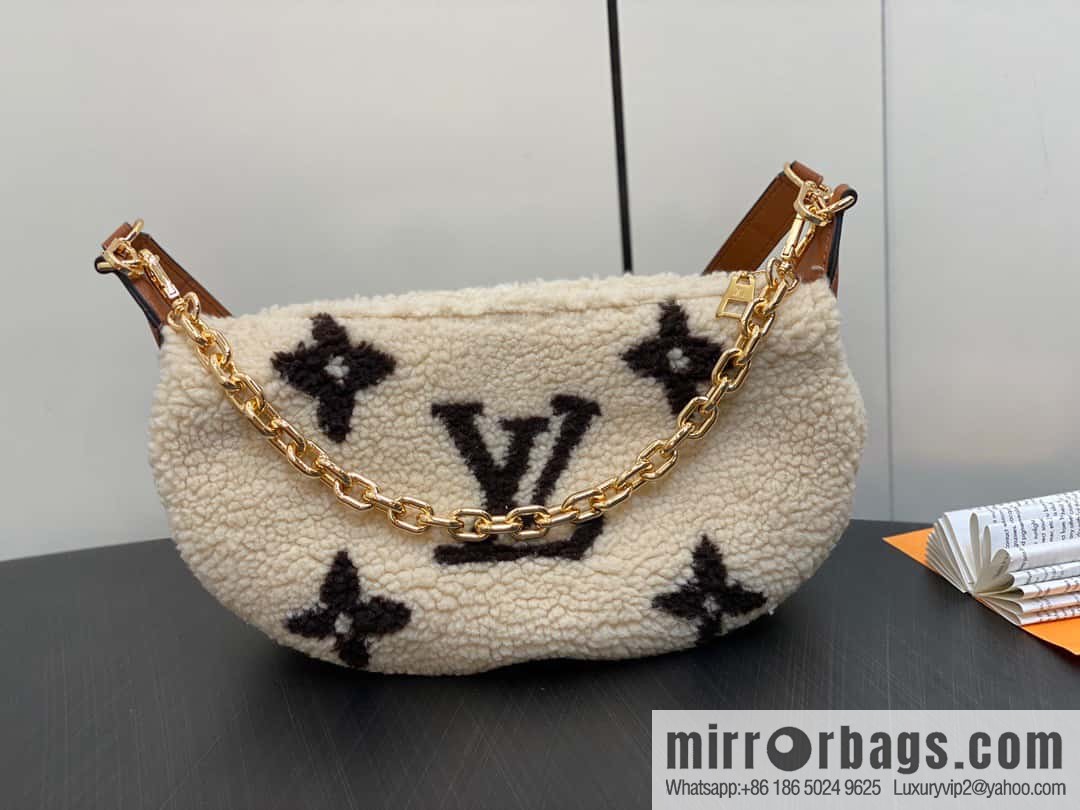[Boutique‑grade] M23321 meter white, lamb wool moon bag series, this Over The Moon handbag.