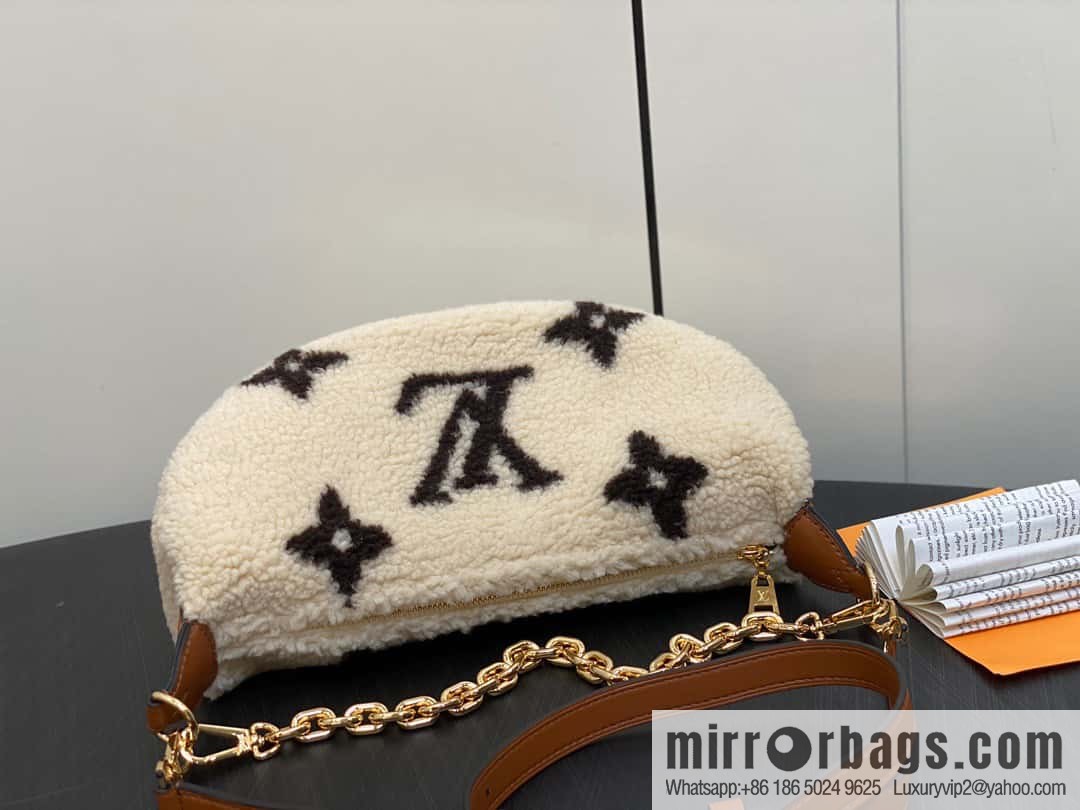 [Boutique‑grade] M23321 meter white, lamb wool moon bag series, this Over The Moon handbag.