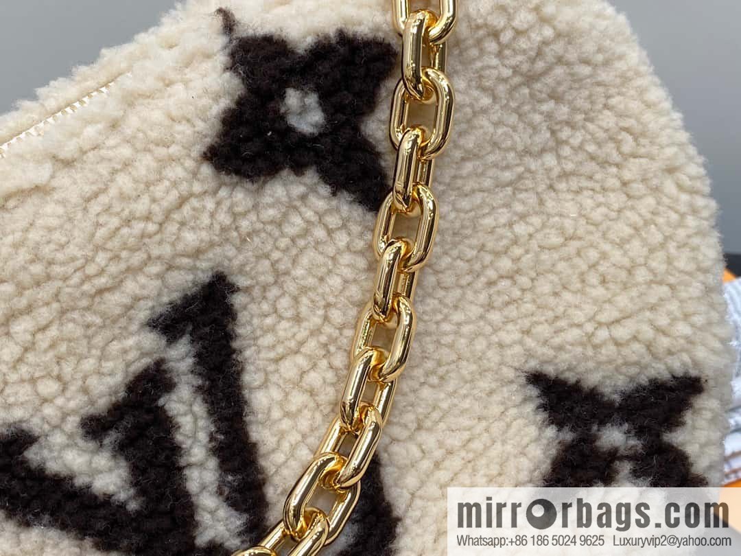 [Boutique‑grade] M23321 meter white, lamb wool moon bag series, this Over The Moon handbag.