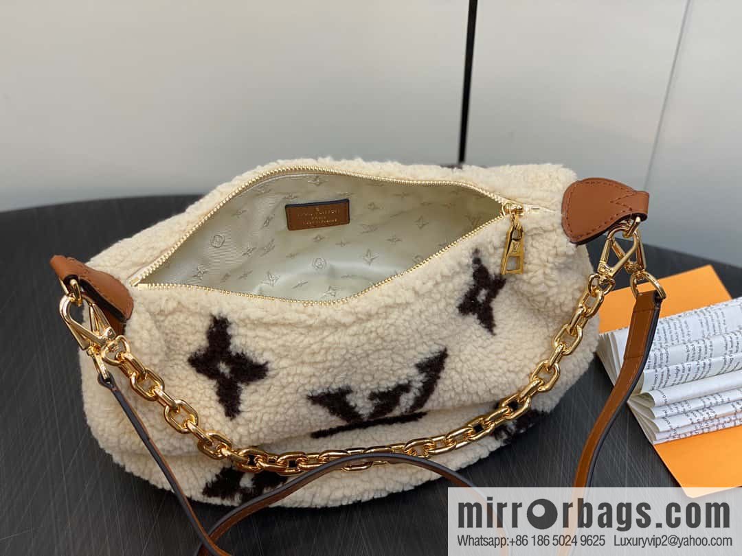 [Boutique‑grade] M23321 meter white, lamb wool moon bag series, this Over The Moon handbag.