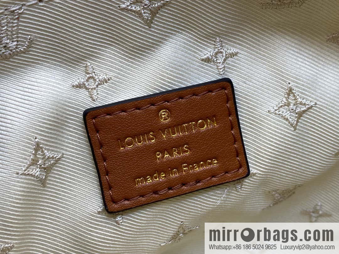 [Boutique‑grade] M23321 meter white, lamb wool moon bag series, this Over The Moon handbag.