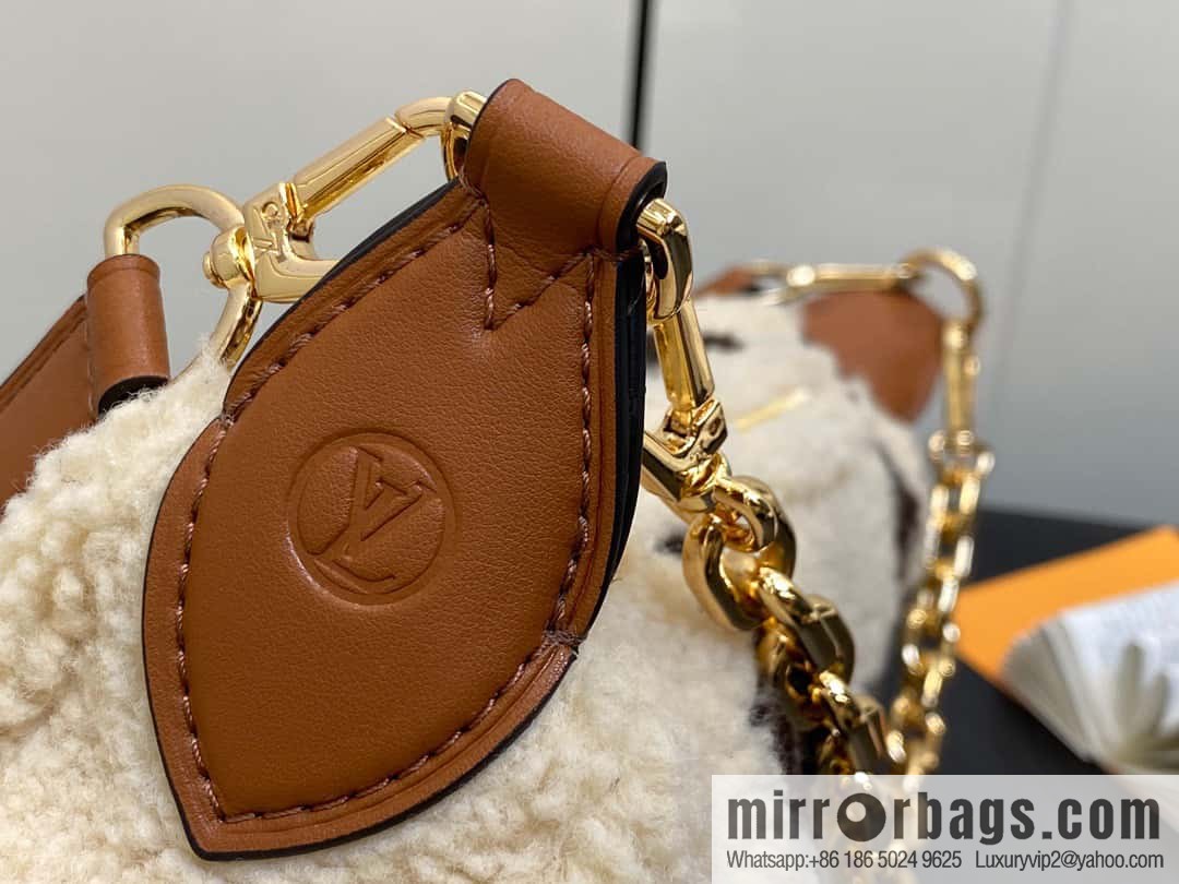 [Boutique‑grade] M23321 meter white, lamb wool moon bag series, this Over The Moon handbag.