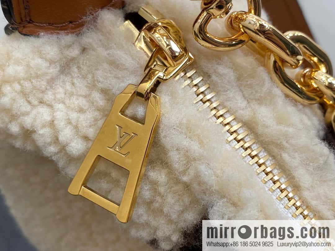 [Boutique‑grade] M23321 meter white, lamb wool moon bag series, this Over The Moon handbag.
