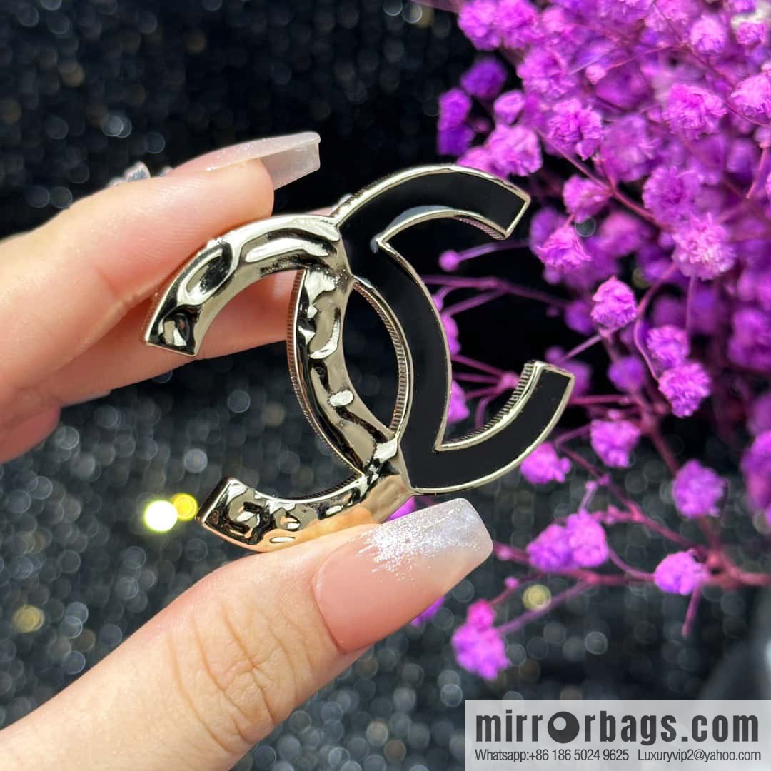 ☀️New ☑️ Chanel double c black dripping double parcel brooch