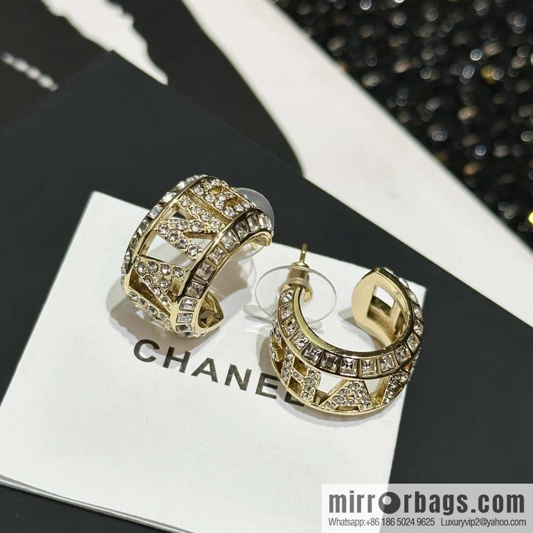 ☀️New ☑️ Chanel C1 semi-round hollow letter stud earrings