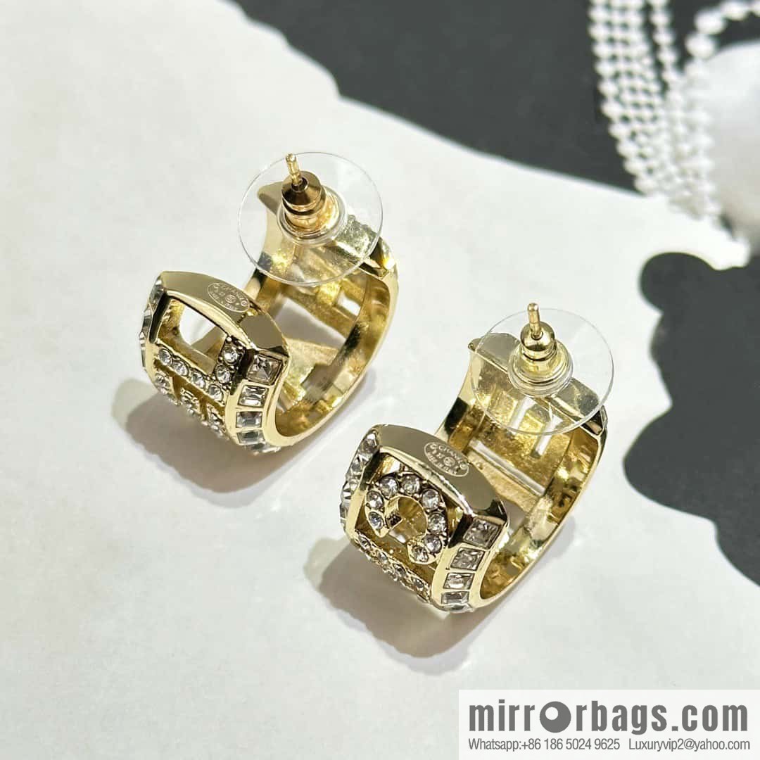 ☀️New ☑️ Chanel C1 semi-round hollow letter stud earrings