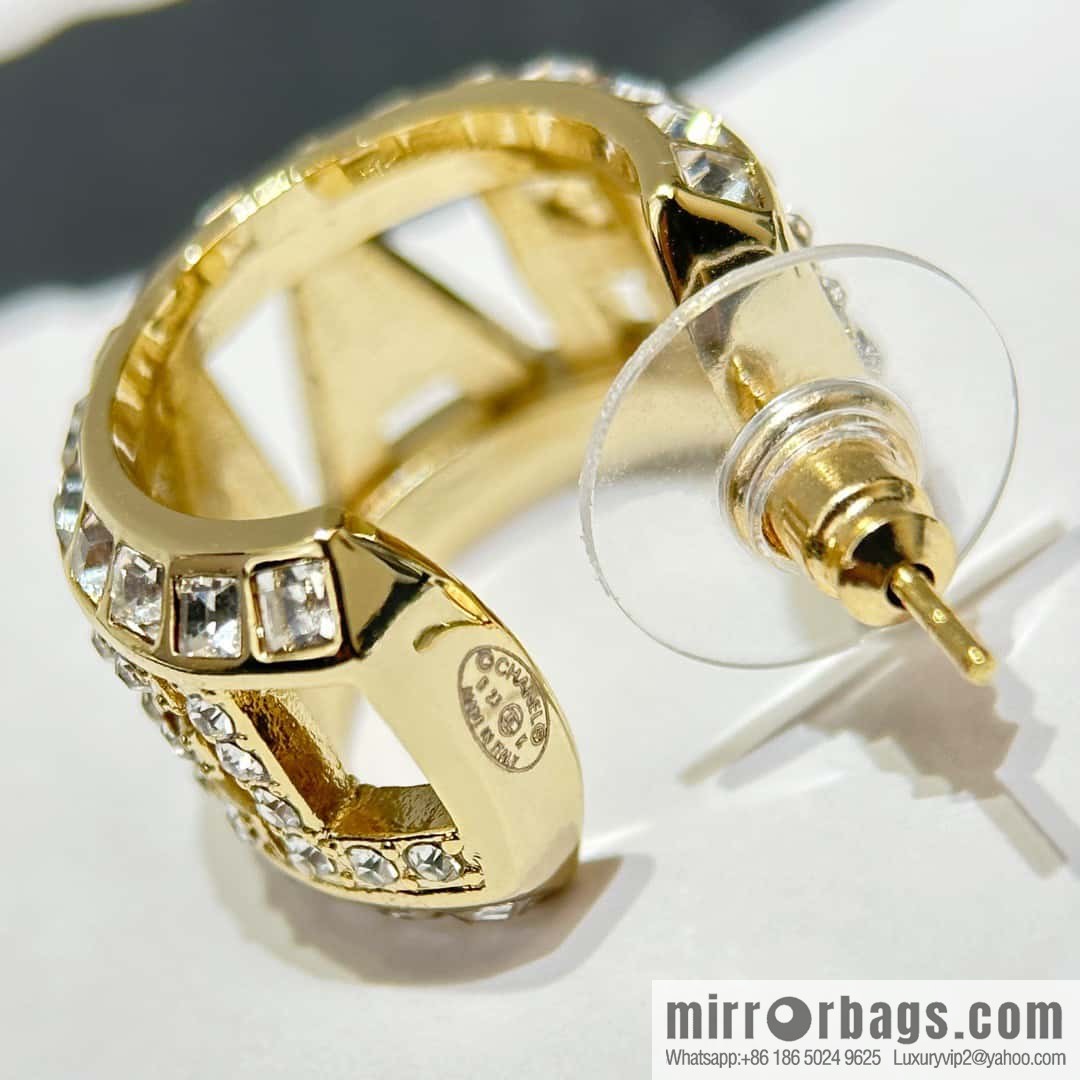 ☀️New ☑️ Chanel C1 semi-round hollow letter stud earrings