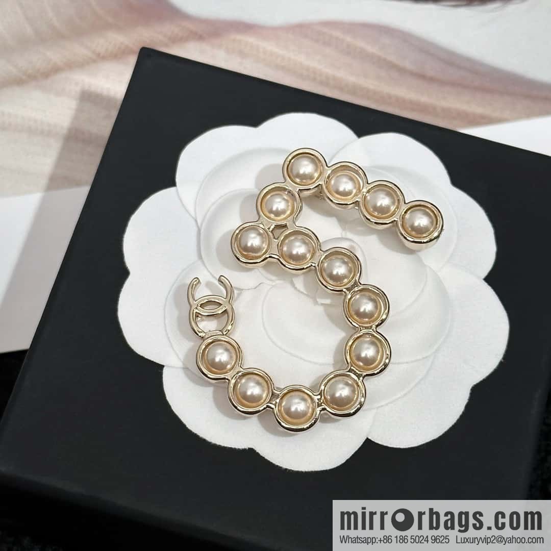 ❗️New ❗️ Chanel brooch ☀️ new ☑️ Chanel 5 character pearl brooch ☀️