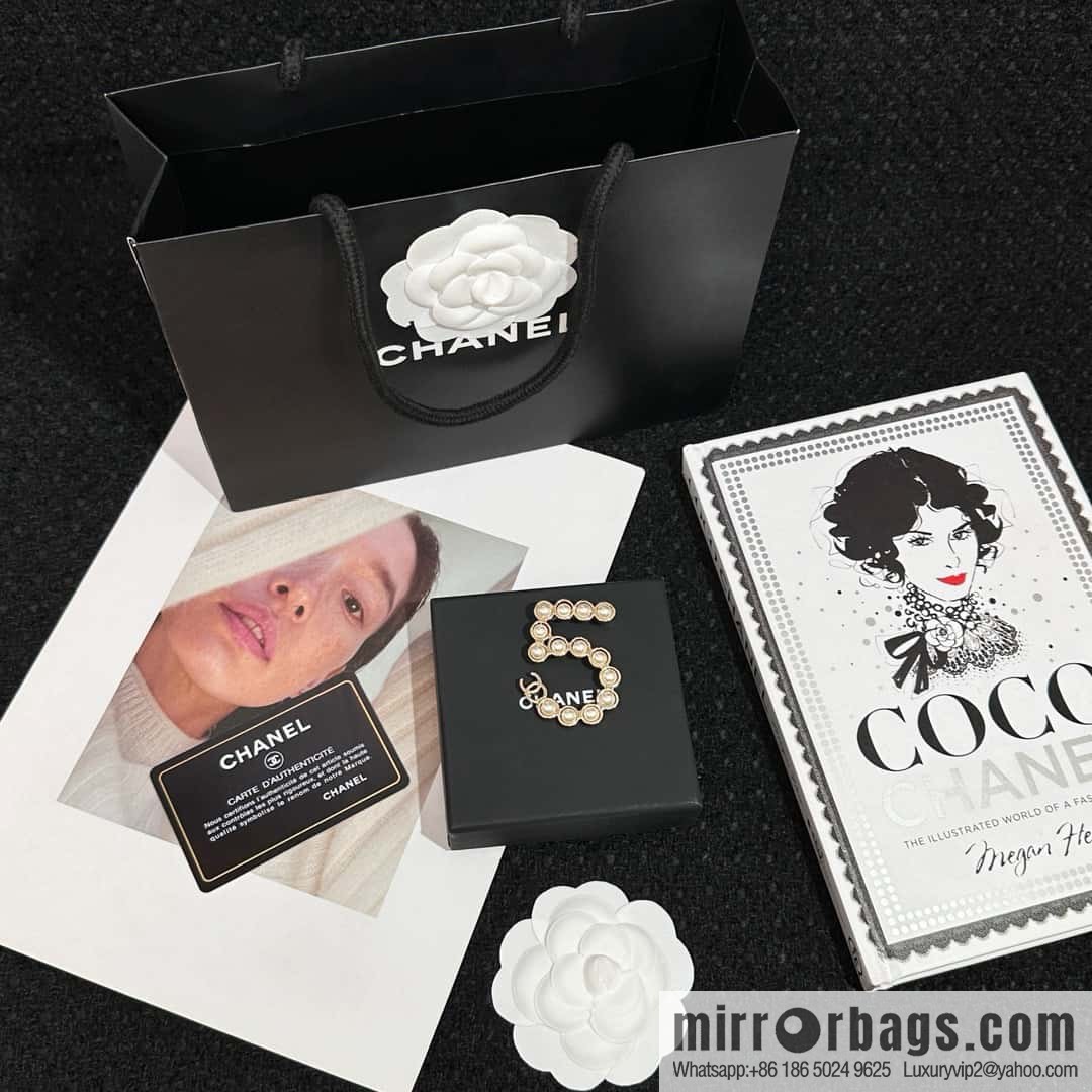❗️New ❗️ Chanel brooch ☀️ new ☑️ Chanel 5 character pearl brooch ☀️