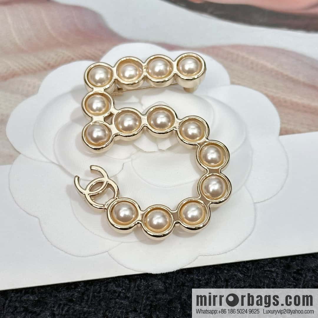 ❗️New ❗️ Chanel brooch ☀️ new ☑️ Chanel 5 character pearl brooch ☀️