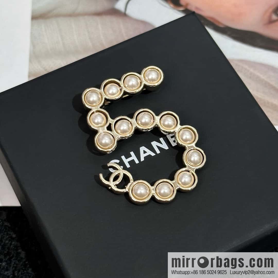 ❗️New ❗️ Chanel brooch ☀️ new ☑️ Chanel 5 character pearl brooch ☀️
