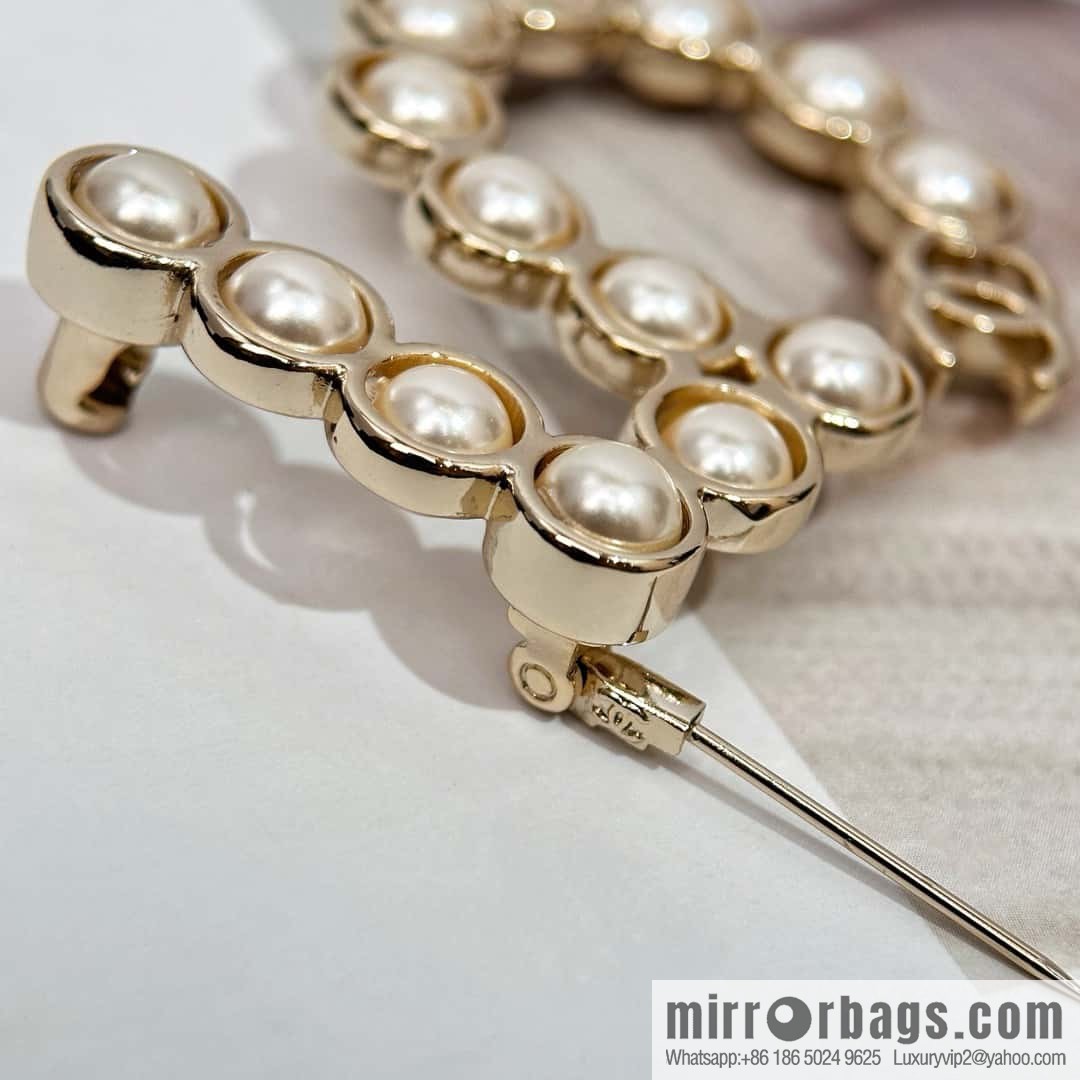 ❗️New ❗️ Chanel brooch ☀️ new ☑️ Chanel 5 character pearl brooch ☀️