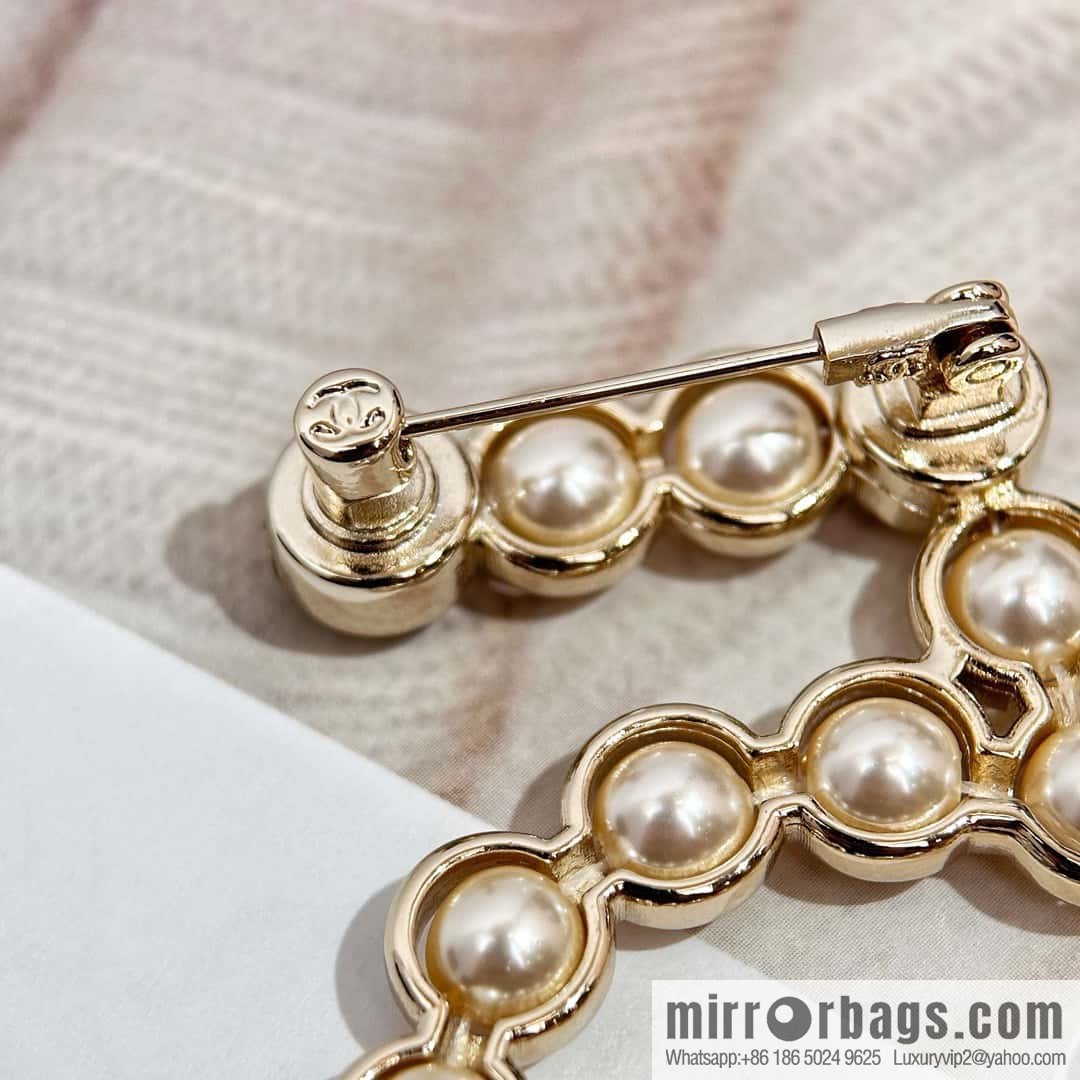 ❗️New ❗️ Chanel brooch ☀️ new ☑️ Chanel 5 character pearl brooch ☀️