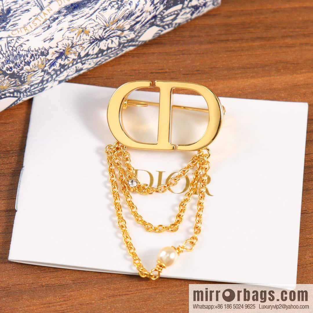 New ☑️ DIOR gold CD fringed brooch