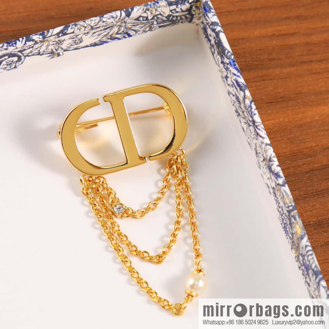 New ☑️ DIOR gold CD fringed brooch