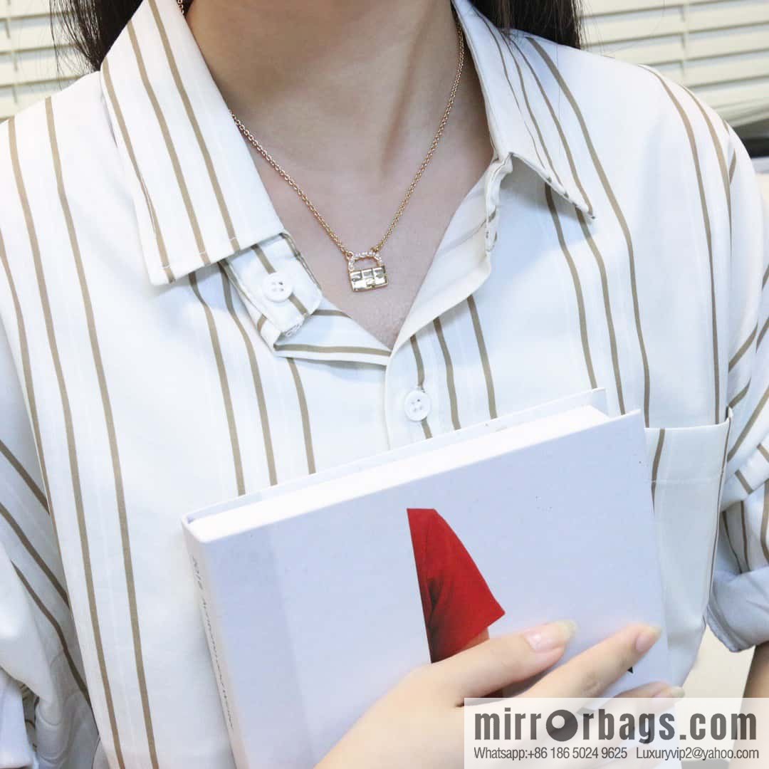 ☀New FENDI Fendi pearl bag necklace ☀
