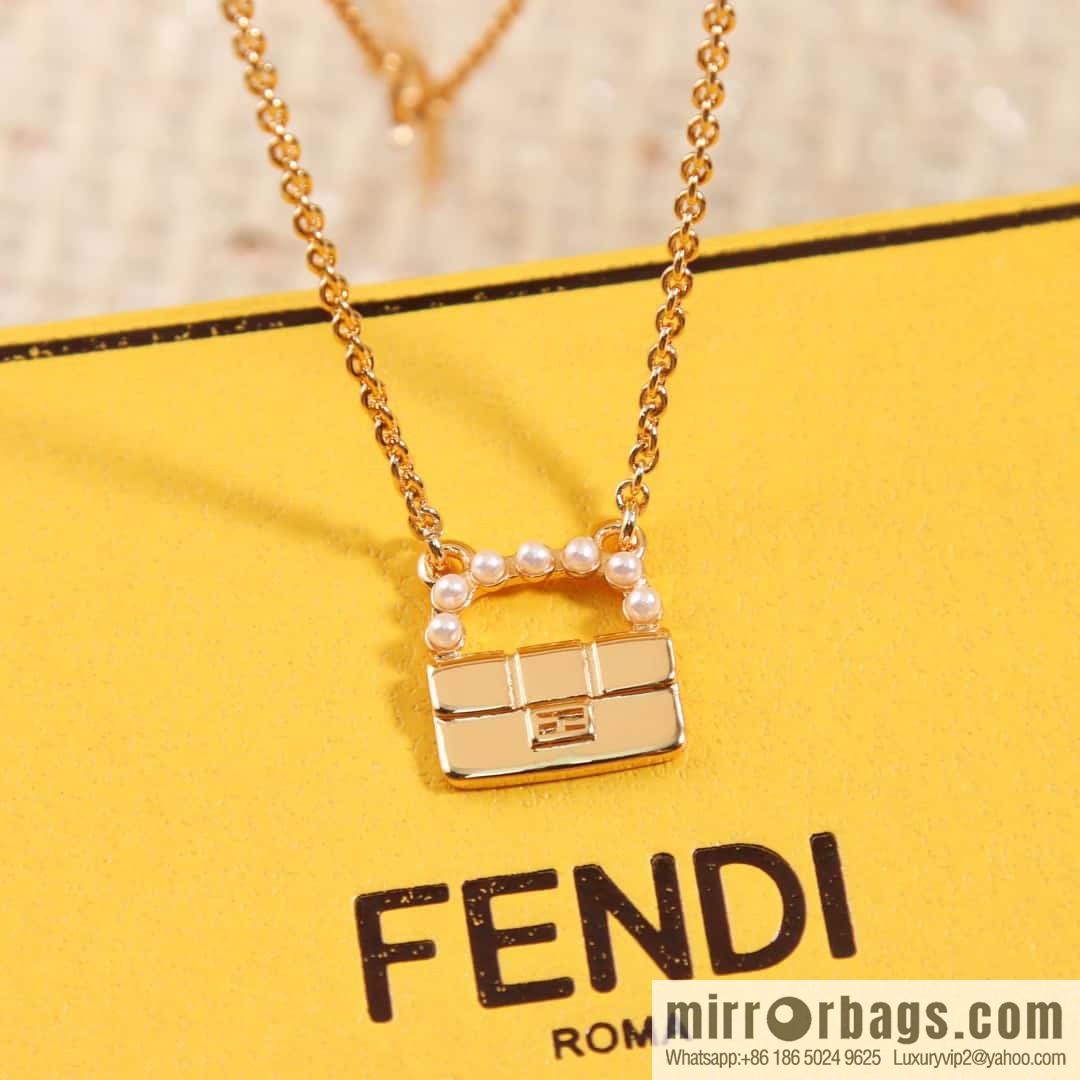 ☀New FENDI Fendi pearl bag necklace ☀