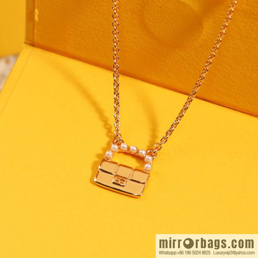 ☀New FENDI Fendi pearl bag necklace ☀