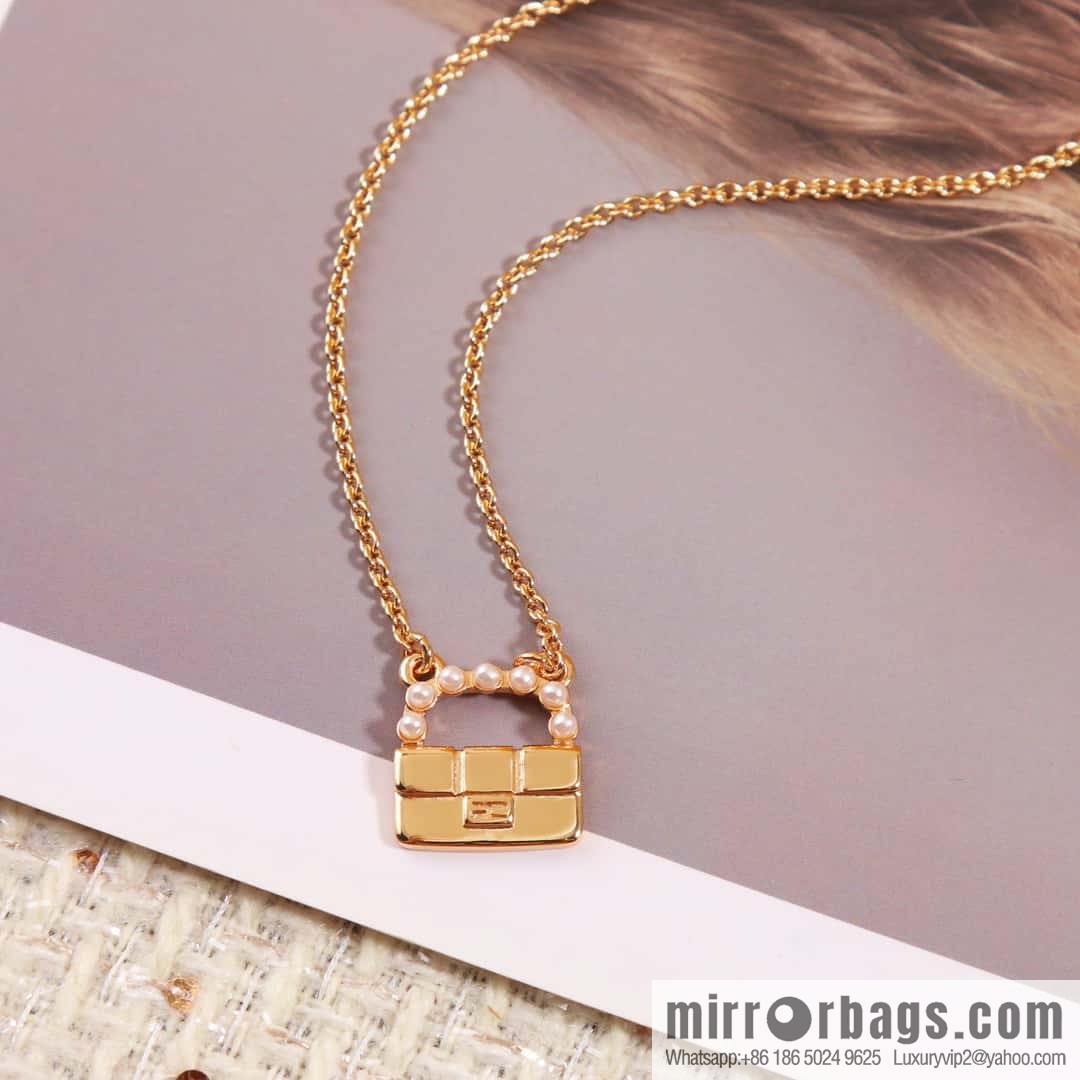 ☀New FENDI Fendi pearl bag necklace ☀
