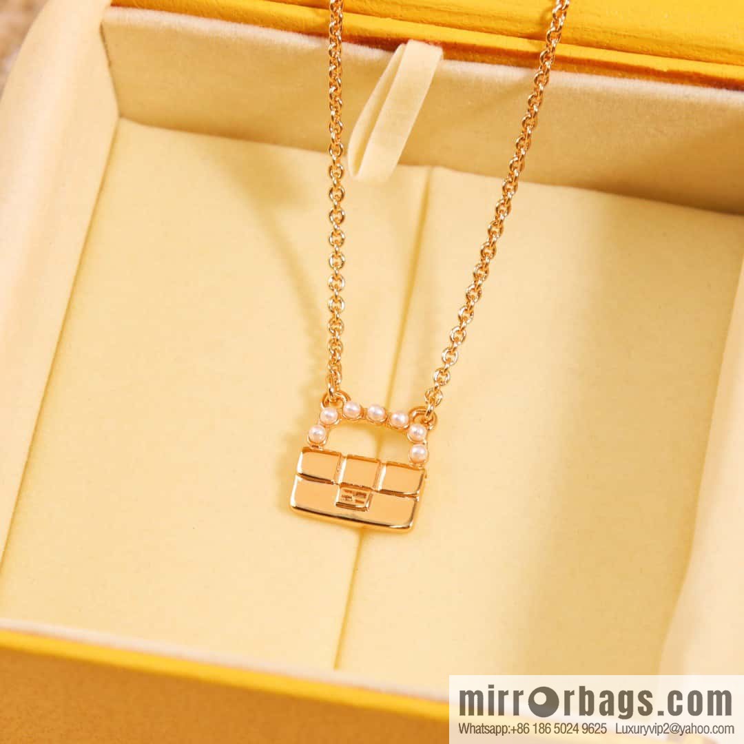 ☀New FENDI Fendi pearl bag necklace ☀