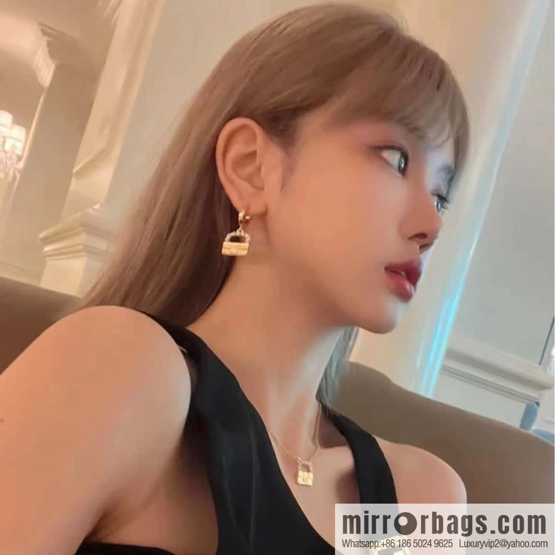 ☀New FENDI Fendi pearl bag stud earrings ☀